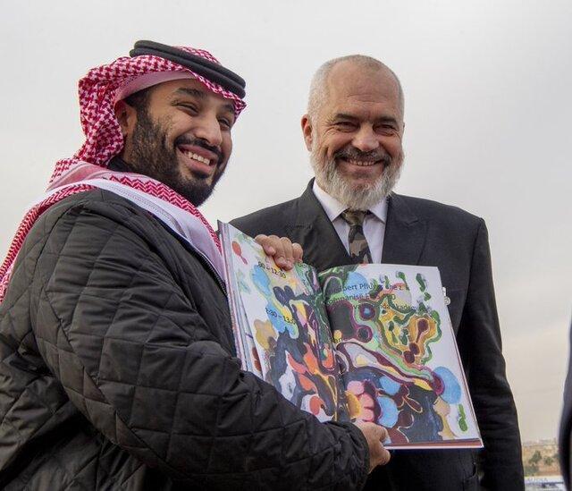 نخست وزیر آلبانی یک کتاب هنری به بن سلمان هدیه داد